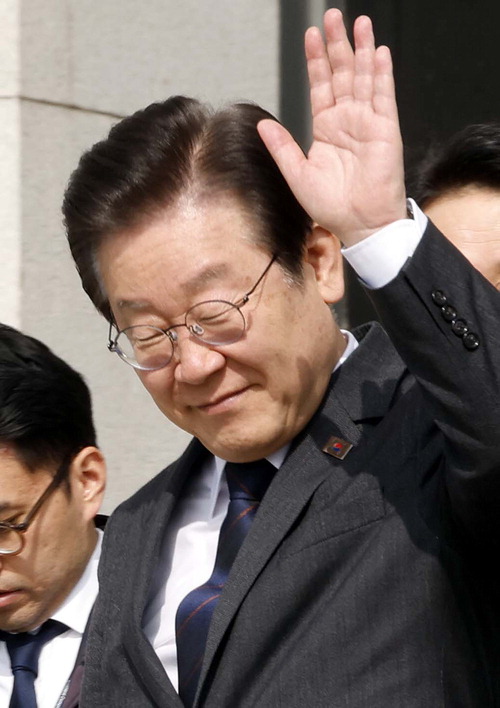 이재명 더불어민주당 대표가 22일 손을 들며 국회 본청을 나서고 있다.  <김호영 기자>
