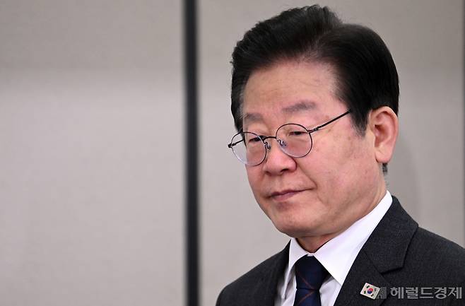 이재명 더불어민주당 대표가 22일 서울 영등포구 여의도 국회에서 열린 최고위원회의에 참석하고 있는 가운데 굳은 표정을 짓고 있다. 임세준 기자