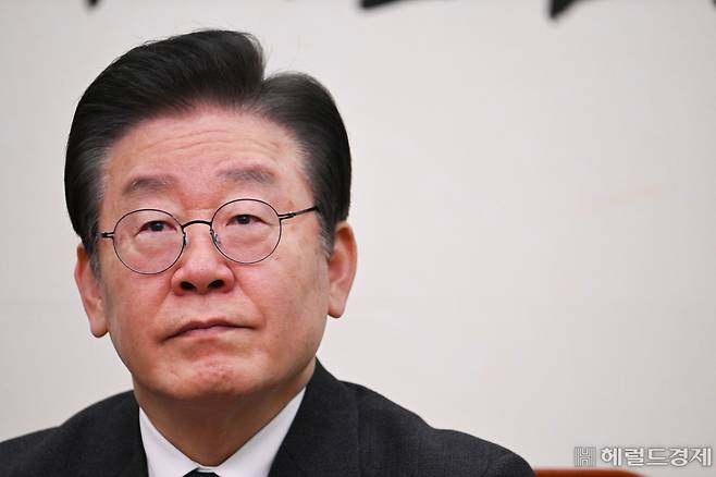 이재명 더불어민주당 대표가 22일 서울 영등포구 여의도 국회에서 열린 최고위원회의에 참석하고 있는 가운데 굳은 표정을 짓고 있다. 임세준 기자