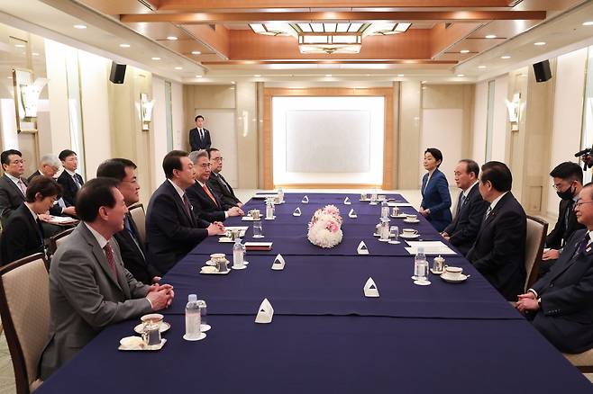 1박2일 일정으로 일본을 방문한 윤석열 대통령이 17일 도쿄 한 호텔에서 일한 친선단체 및 일본 정계 지도자를 접견하고 있다. [연합]