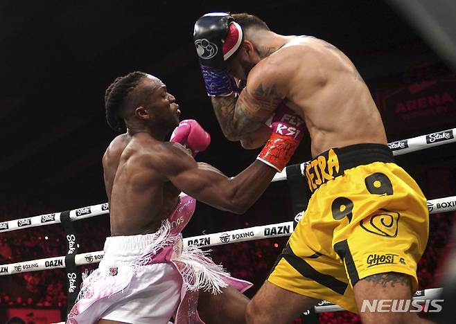 [런던=AP/뉴시스] 유튜버 KSI(왼쪽)가 지난 1월14일 영국 런던의 OVO 아레나 웸블리에서 유튜버 페이즈 템퍼(오른쪽)와 복싱 경기를 치르고 있다. 2023.3.22.