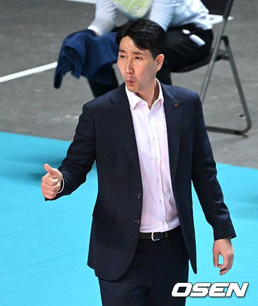 [OSEN=장충, 이대선 기자] 22일 서울 장충체육관에서 도드람 2022-23 V-리그 남자부 준플레이오프를 우리카드와 한국전력의 경기가 열렸다.1세트 한국전력 권영민 감독이 작전을 지시하고 있다. 2023.03.22 /sunday@osen.co.kr