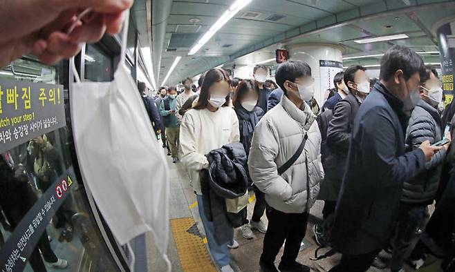 지하철·버스 등 대중교통에 대한 마스크 착용 의무 해제 첫날인 지난 20일 서울 종로구 광화문역에서 대다수의 시민들이 마스크를 착용한 채 지하철을 이용하고 있다. 뉴스1