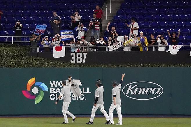 일본 선수들이 22일 미국 플로리다주 마이애미 론데포파크에서 열린 WBC 결승에서 미국을 꺾고 우승을 차지한 뒤 관중들에게 인사를 하고 있다. 마이애미=AP연합뉴스