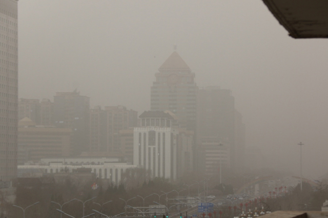 22일 오전 중국 베이징에 황사 황색경보가 내려진 가운데 베이징 시내 주요 건물이 황사로 인해 형체가 흐릿하게 보인다.연합뉴스
