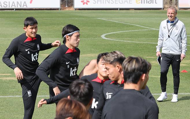 위르겐 클린스만 감독(오른쪽 위)이 22일 파주트레이닝센터에서 진행된 축구대표팀 훈련에서 흐뭇한 미소를 지으며 선수들을 바라보고 있다. 파주 | 연합뉴스