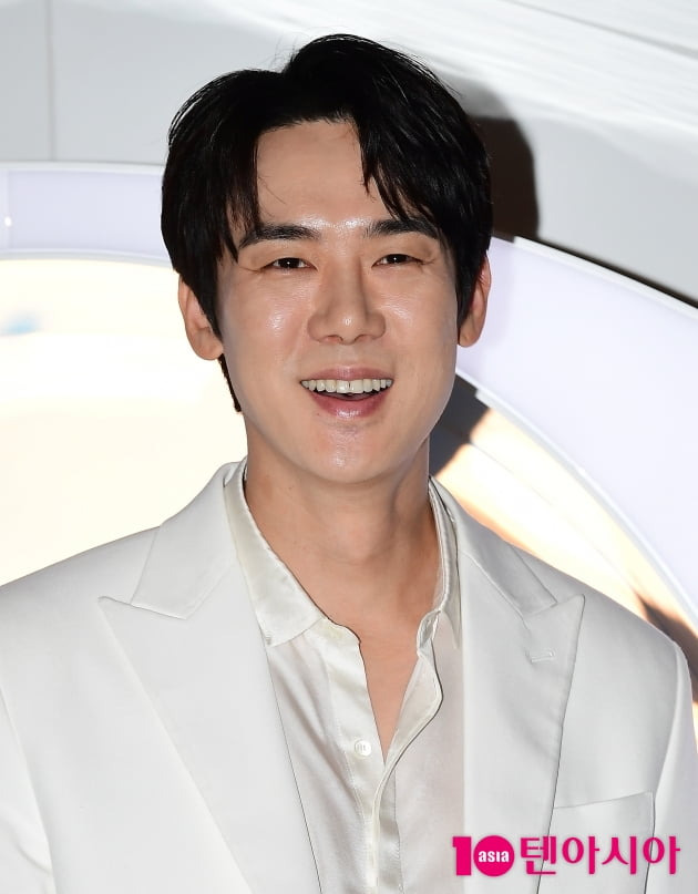 Actor Yoo Yeon-seoks Disclosure of Gut is controversial. The agency is unfounded and has decided to take legal action by appointing a lawyer.Recently, an online community has posted an article entitled The personality of actor Yoo Yeon-seok is a person-by-person.In the article, the compiler argued that Yoo Yeon-seok lived in an apartment where his father worked as a security guard, and Yoo Yeon-seok laughed at his father as if he were a bug in a place with his friends, pointed and tongue-kicked and ignored.The agency King Kong by Starship said, As a result of confirming the facts to the actor, I confirmed that the contents are completely unfounded.We are planning to file a criminal complaint against H ⁇  Wi for defamation in a timely manner. We have already appointed a lawyer, and we are preparing for a strong legal action.After the agencys announcement of the hard-line stance, an apology appeared as a compiler. Yoo Yeon-seok was jealous and wrote H ⁇  Wi.Nevertheless, the agency said, As mentioned earlier, we will file a Detective complaint against the compiler for alleged defamation by H ⁇  Wi in a timely manner.However, this apology was also a lie. Yoo Yeon-seoks Gut dismissed compiler was Mr. B who left an apology with H ⁇  Wi as if he were Mr. A and Mr. A.I am not the person who wrote Yoo Yeon-seoks personality, B said. I know its wrong to pretend to be a writer. But people are not interested in the truth.Even if you say that you are suing these days, the Gut issue is irritating, so I pretend to be neutral and write. So I had to write. As Disclosure, Bs own work, and Yoo Yeon-seoks legal response. Only innocent people suffer from strange writings hidden behind anonymity.