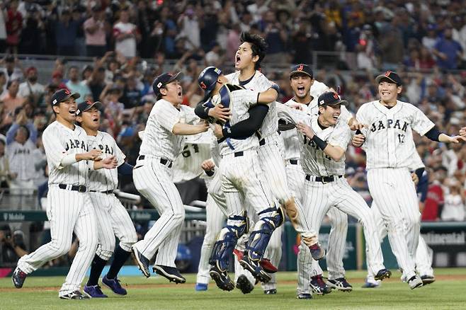 일본 야구대표팀이 WBC 우승을 확정지은 뒤 함께 기뻐하고 있다. 사진=AP PHOTO