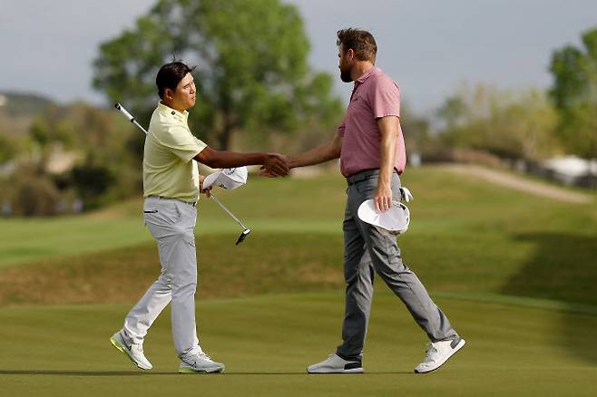 김시우(왼쪽)가 크리스 커크와 악수하고 있다. (사진=AFPBBNews)