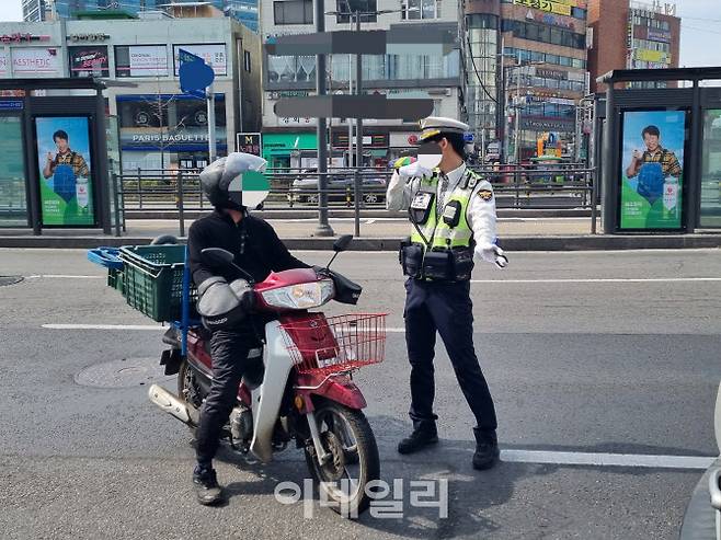 23일 이륜차 교통법규 위반 등 합동단속 도중 오토바이 운전자가 불법유턴으로 적발돼 정차하고 있다.(사진=조민정 기자)