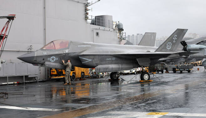 23일 부산작전기지에 입항에 있는 미 마킨아일랜드함 갑판에 수직 이착륙 스텔스 전투기 F-35B가 탑재돼 있다. (사진=연합뉴스)