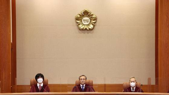유남석 헌법재판소장(가운데)과 재판관들이 오늘(23일) 오후 서울 종로구 헌법재판소에서 열린 검수완박(검찰 수사권 완전 박탈) 입법에 대한 권한쟁의심판 선고를 위해 대심판정으로 입장하는 모습. 〈사진=연합뉴스〉
