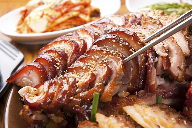 닭발, 돼지껍데기 등과 함께 콜라겐의 좋은 공급원으로 여기는 돼지 족발. 하지만 과신은 금물이다. 생각처럼 흡수율이 썩 높지 않다. [사진=게티이미지뱅크]