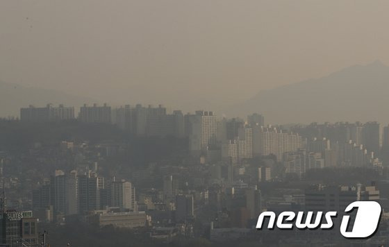 서울 도심 초미세먼지 농도가 나쁨 수준을 보인 21일 서울 중구 롯데호텔에서 바라본 도심 일대가 뿌연 모습을 보이고 있다. 2023.3.21/뉴스1 ⓒ News1 송원영 기자