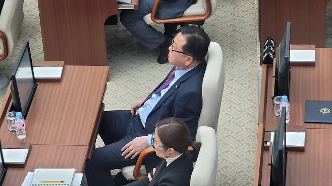 23일 81회 임시회 3차 본회의에서 막말 파문을 일으킨 김학서 세종시 의원(사진 위쪽). ⓒ 뉴스1 장동열 기자