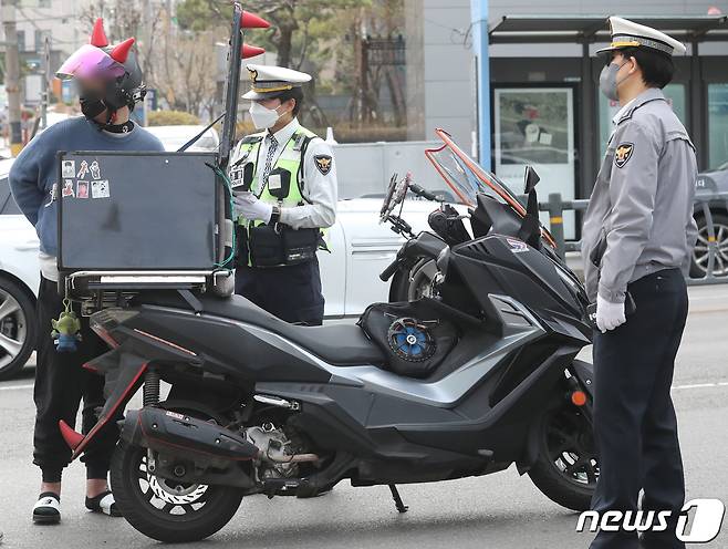 23일 오후 서울 구로디지털단지역 일대에서 경찰들이 이륜차의 난폭운전과 교통법규 위반 근절을 위한 합동단속을 하고 있다.  2023.3.23/뉴스1 ⓒ News1 송원영 기자