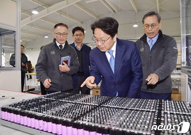 강기정 광주시장이 6일 오후 남구 도시첨단산업단지 전기연구원 광주본부에서 열린 '광주 차세대 배터리산업 진흥협의회 출범식'에 참석하기 앞서 이차전지 패키징 업체인 인셀㈜를 방문해 제조라인을 살펴보고 있다.(광주시 제공)2023.2.6/뉴스1 ⓒ News1 박준배 기자