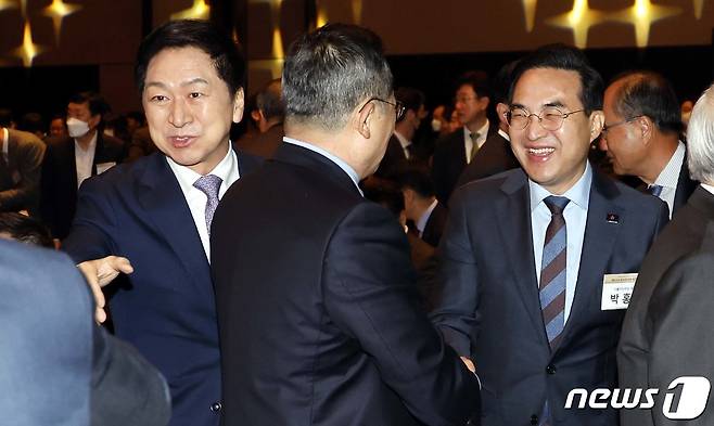 김기현 국민의힘 대표(왼쪽)와 박홍근 더불어민주당 원내대표. 2023.3.22/뉴스1 ⓒ News1 국회사진취재단