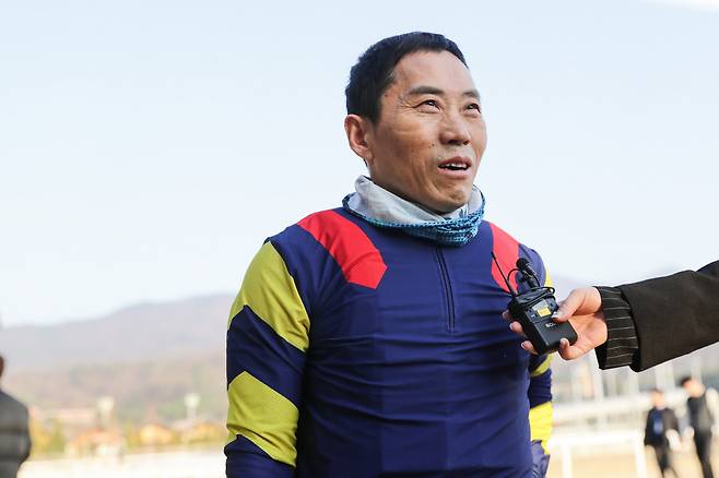 박태종 기수가 개인통산 2200승을 달성한 뒤 인터뷰하고 있다. 사진제공=한국마사회