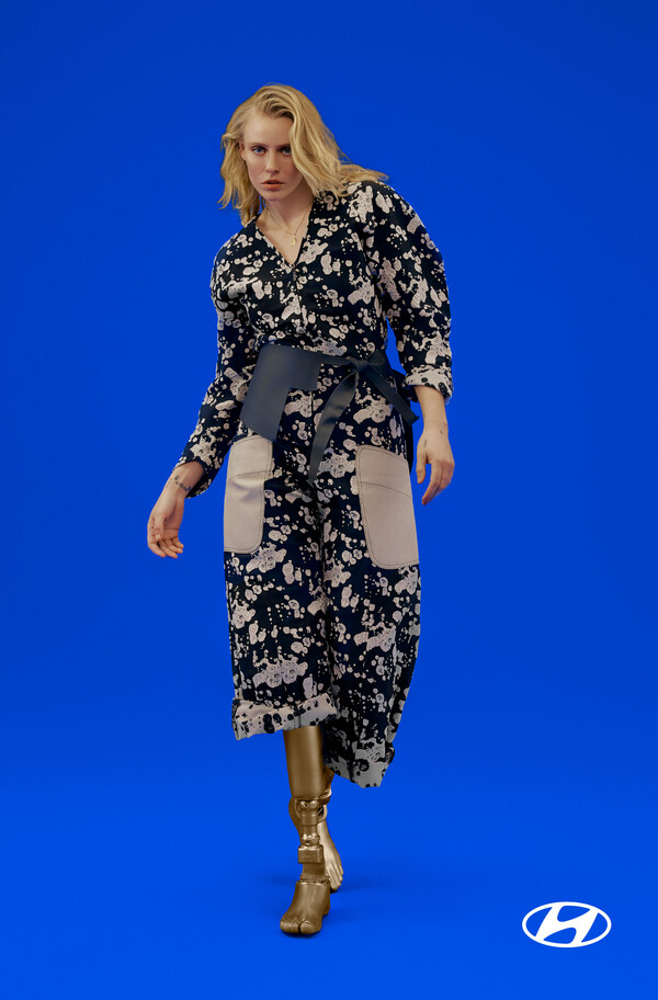리스타일 앰버서더인 로렌 바서가 이전에 공개된 리스타일 컬렉션 의상을 착용하고 있는 모습