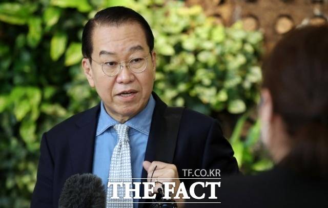 권영세 통일부 장관이 지난 22일 오후 서울 강서구 김포국제공항을 통해 일본으로 출국하며 취재진 질문에 답하고 있다. / 뉴시스