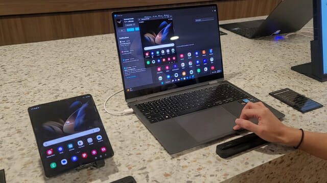 갤럭시북3 울트라의 멀티 컨트롤 기능을 갤럭시Z폴드로 시연하는 모습 (사진=지디넷코리아)