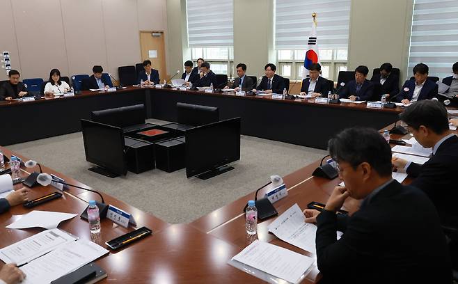 김소영 금융위원회 부위원장이 22일 오전 서울 종로구 정부서울청사에서 열린 은행권 경영·영업 관행·제도 개선 제4차 실무작업반 회의에서 예금 비교, 추천 혁신금융서비스 및 인터넷전문은행 경쟁력 강화 방안에 대해 논의하고 있다./금융위원회 제공