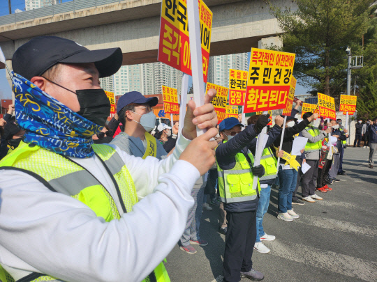20일 오후 3시 한국타이어 대전공장 앞에서 인근 주민들이 집회를 진행했다. 주민들은 한국타이어의 피해 보상과 공장 이전을 촉구했다. 사진=이태희 기자
