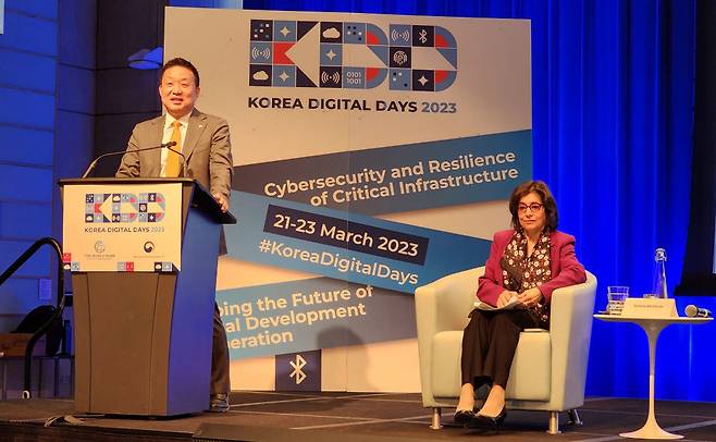 황종성 NIA 원장이 22일(현지시간) 미국 워싱턴DC 세계은행 본부에서 열린 Korea Digital Days 2023에서 디지털플랫폼정부를 향한 새로운 여정을 주제로 발표하고 있다.