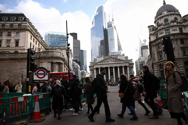 영국 시민들이 23일 런던의 영국 중앙은행 앞을 지나고 있다. 런던/로이터 연합뉴스