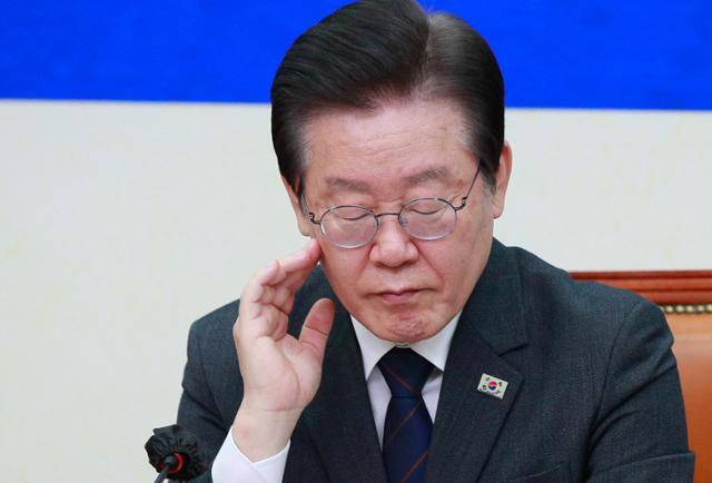 대장동 개발 의혹 등에 대한 검찰 수사 1년 6개월 만에 22일 기소된 이재명 더불어민주당 대표. 이 대표는 22일 서울 여의도 국회에서 민생경제위기대책위원회 민생 4대 폭탄 대응단 출범 회의에 참석했다. 뉴스1
