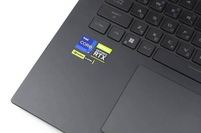 인텔 코어 i9-13980HX은 모바일 프로세서임에도 전 세대가 아닌 동일 세대 데스크톱과 맞먹는다. 출처=IT동아