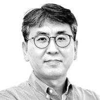 김영훈고등과학원 수학부 교수. 필즈상 수상자 허준이 교수 석사 지도교수.