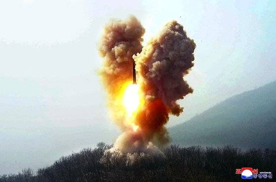 지난 19일 동창리 발사장에서 전술탄도미사일(KN-23)이 날아가고 있다. 이날 지상이 아닌 지하 발사 시설(사일로)에서 쐈을 가능성이 제기됐다. [연합뉴스]