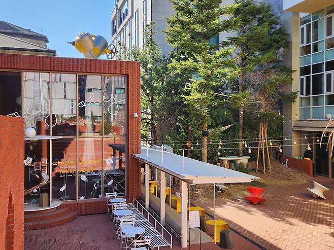 야외정원 계단 언덕에서 바라본 롤리폴리 꼬또 전경. 사진 오뚜기