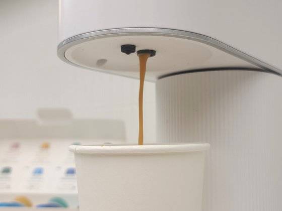 추출 버튼을 누르면 커피 추출구에서 에스프레소 65mL가 먼저 추출된다. 그런 다음 물 추출구에서 물이 첨가되는 방식이다. 온수 추가 버튼을 누르면 물 추출구에서 맑고 따뜻한 물이 나온다.