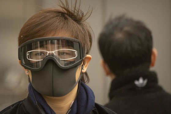 베이징에서 한 시민이 황사를 피하기 위해 고글과 마스크를 쓰고 있다. AP=연합뉴스