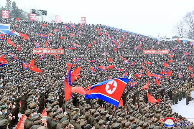 정부가 5년 만에 올해 상반기 유엔 인권이사회에서 채택될 북한 인권결의안에 공동제안국으로 참여한다. 사진은 지난 22일 평양에서 열린 한미 연합훈련 비난 집회. 조선중앙통신