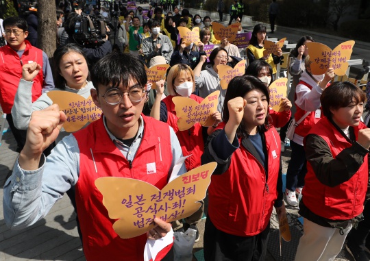Citizens Condemn the South Korea-Japan Summit: Participants shout slogans at the first Wednesday Demonstration to Resolve the Issue of Sexual Slavery in the Japanese Military following the summit between South Korea and Japan, near the former Japanese Embassy in Jongno-gu, Seoul on March 22. The elderly Lee Yong-soo, who was present at the demonstration, criticized President Yoon Suk-yeol, who had pledged to solve the comfort women issue when he was a presidential candidate. Kim Chang-gil