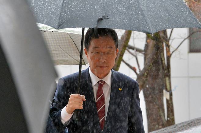 공직선거법 위반과 뇌물수수 등 혐의로 구속영장이 청구된 임종식 경북도교육감이 구속 전 피의자 심문(영장실질심사)을 받기 위해 23일 대구지법 포항지원에 출석하고 있다.  연합뉴스