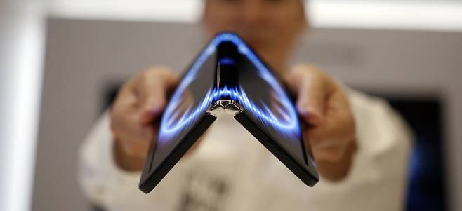 LG디스플레이 8인치 360도 폴더블 OLED는 앞뒤로 모두 접을 수 있어 활용 가치가 높다.