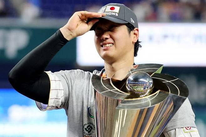일본 야구대표팀 간판 오타니 쇼헤이가 22일 미국 플로리다 마이애미에서 열린 월드베이스볼클래식(WBC) 결승전에서 미국을 꺾은 뒤 우승컵을 들고 감격해하고 있다. 마이애미 | AFP연합뉴스