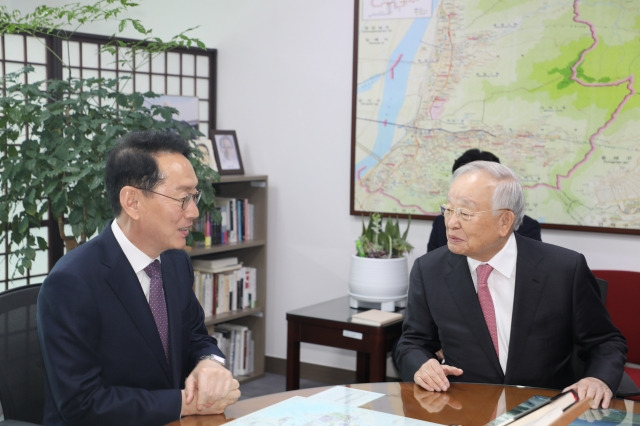 23일 서울 여의도 국회에서 손경식 한국경영자총협회장(오른쪽)이 김도읍 법제사법위원장에게 노동조합법 개정안에 대한 경제계의 우려를 전달하고 있다. 경총 제공