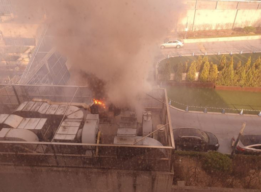 23일 오후 성남 분당구 삼평동 건물 옥상 공조설비에서 불이 났다. 분당소방서 제공