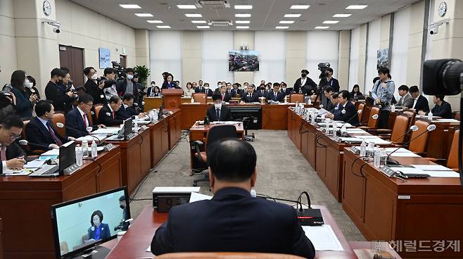 국방위원회 전체회의가 23일 서울 영등포구 여의도 국회의사당 본청에서 열리고 있다. 임세준 기자