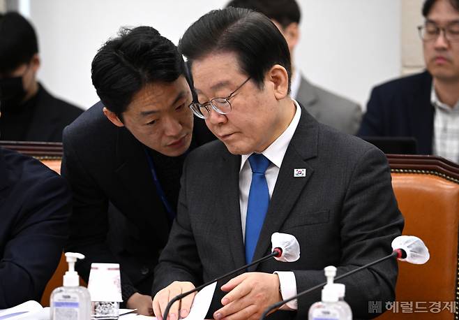 이재명(오른쪽) 더불어민주당 대표가 23일 서울 영등포구 여의도 국회의사당에서 열린 국방위원회 전체회의에 참석하고 있다. 임세준 기자