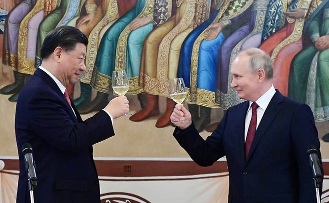 시진핑 중국 국가주석(왼쪽)과 블라디미르 푸틴 러시아 대통령이 21일(현지시간) 러시아 수도 모스크바 크렘린궁내 그라노비타야궁에서 열린 공식 만찬에서 건배하고 있다. [연합]