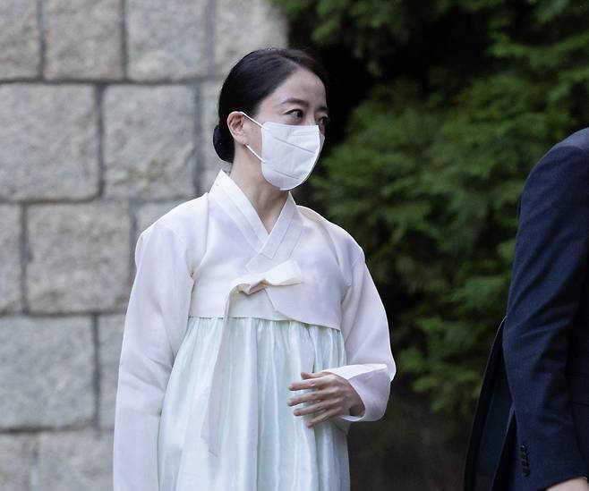 정대선 현대비에스엔씨 사장의 부인 노현정 전 아나운서가 16일 오후 고(故) 정주영 현대그룹 명예회장의 부인인 고 변중석 여사의 15주기 제사를 지내기 위해 서울 종로구 청운동 정 전 명예회장 자택으로 들어가고 있다. [연합]