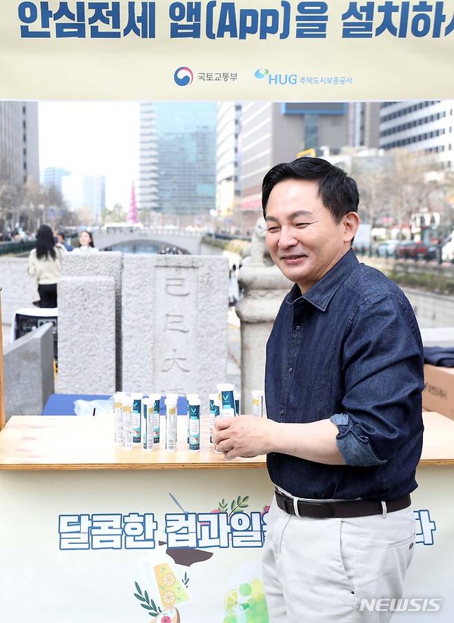 [서울=뉴시스] 김선웅 기자 = 원희룡 국토교통부 장관이 23일 서울 종로구 청계천 광통교에서 주택도시보증공사와 함께 안심전세 앱(App)을 소개하며 청년 전세사기 예방 현장 캠페인에 참여하고 있다. 2023.03.23. mangusta@newsis.com