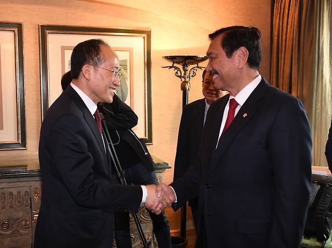 [서울=뉴시스]  추경호 경제부총리 겸 기획재정부 장관이 인도네시아 정부 루훗 빈사르 판자이탄 해양투자조정장관과 악수를 하고 있다. (사진 = 기획재정부 제공) 2023.03.23.  *재판매 및 DB 금지